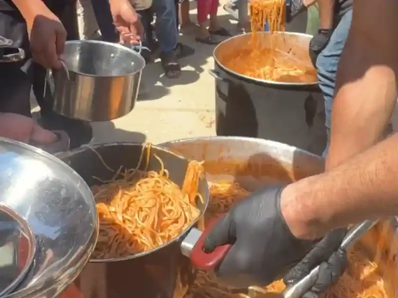 Saldırı sonrası onarılan Hamidiye Mutfağı'nda Gazze halkı i&ccedil;in sıcak yemek hazırlıkları