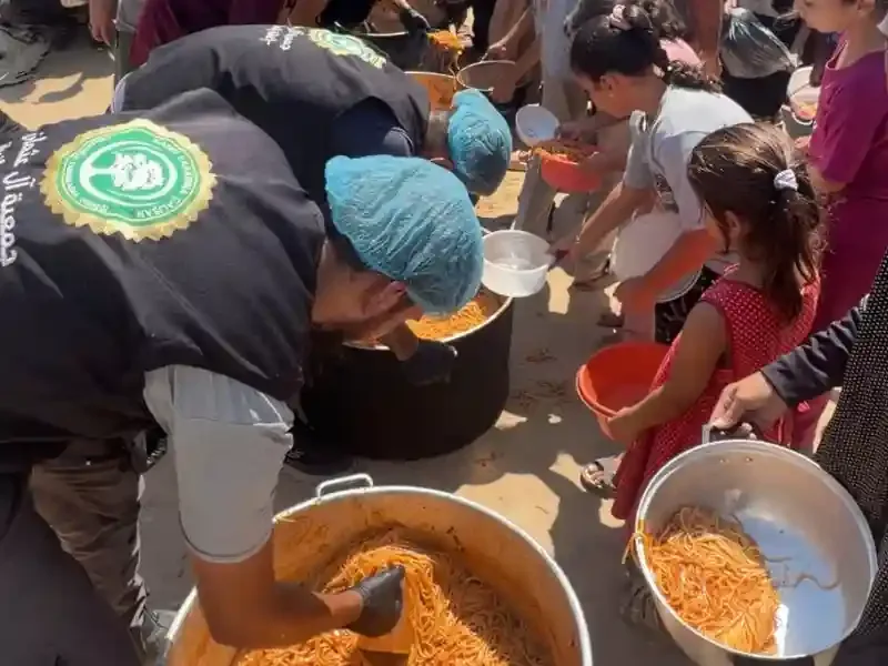 Saldırı sonrası onarılan Hamidiye Mutfağı'nda Gazze halkı i&ccedil;in sıcak yemek hazırlıkları