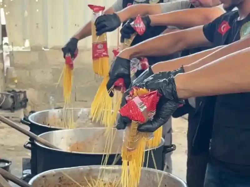 Saldırı sonrası onarılan Hamidiye Mutfağı'nda Gazze halkı i&ccedil;in sıcak yemek hazırlıkları
