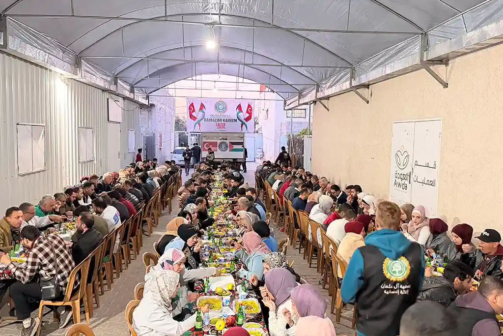 Osmanoğlu Yardımlaşma Derneği Gazze’de Ramazan’ın 14. Gününde Al Awda Hospital Bahçesinde İftar Çadırı Kurdu