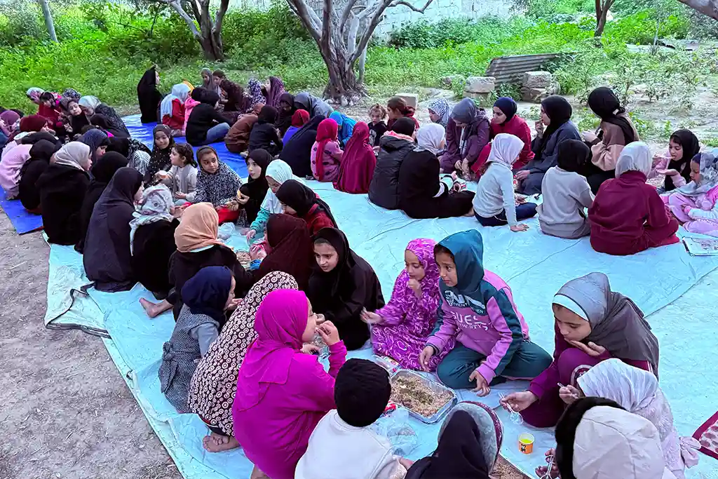 Osmanoğlu Yardımlaşma Derneği Ramazan’ın 15. Gününde Gazze’de El-Mecd Kampı’nda Yetim Kızlar İçin İftar Verdi