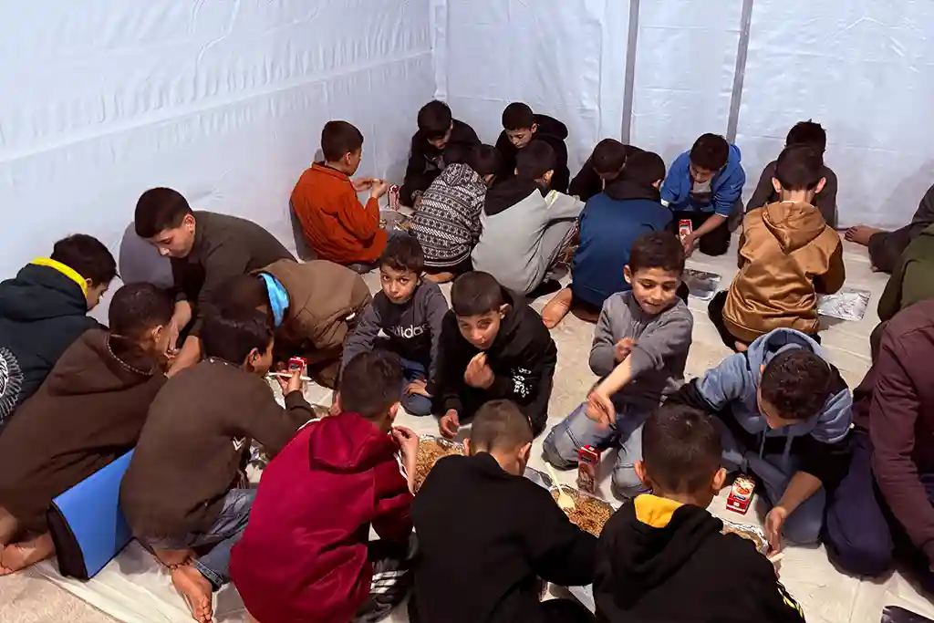 Osmanoğlu Yardımlaşma Derneği Gazze’de Kur’an Öğrenen Yetim ve İhtiyaç Sahibi Çocuklara İftar Verdi