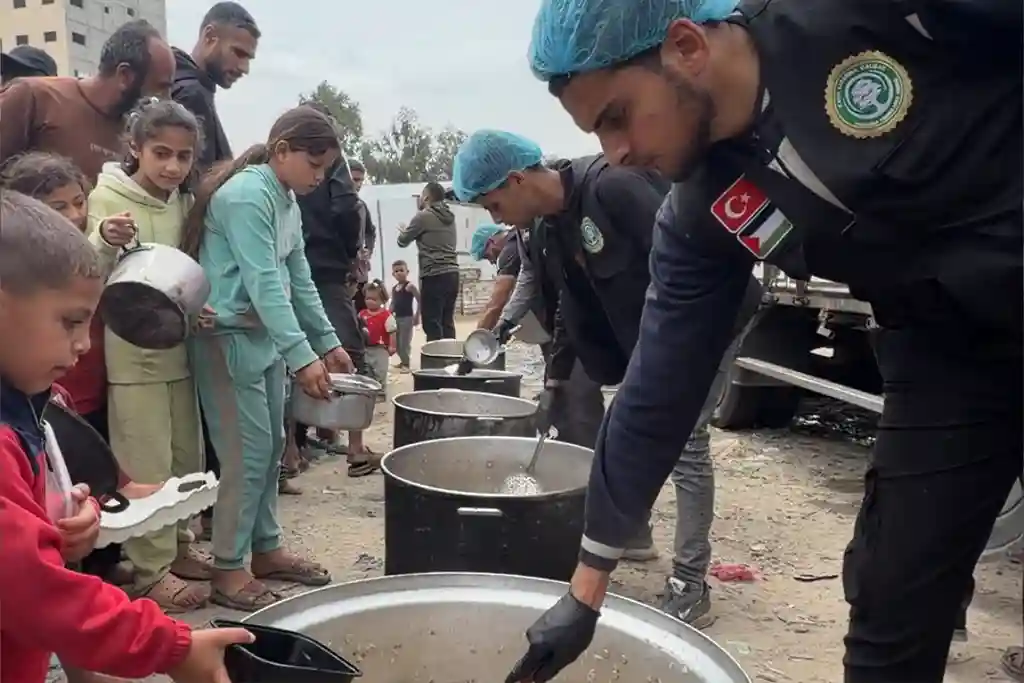 Osmanoğlu Yardımlaşma Derneği Gazze’de Hamidiye Aşevi Aracılığıyla Sıcak Yemek Dağıtımını Sürdürüyor