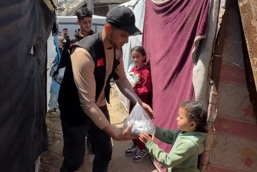 Osmanoğlu Yardımlaşma Derneği’nden Gazze’de Mobil Aşevi ile Erzak Dağıtımı