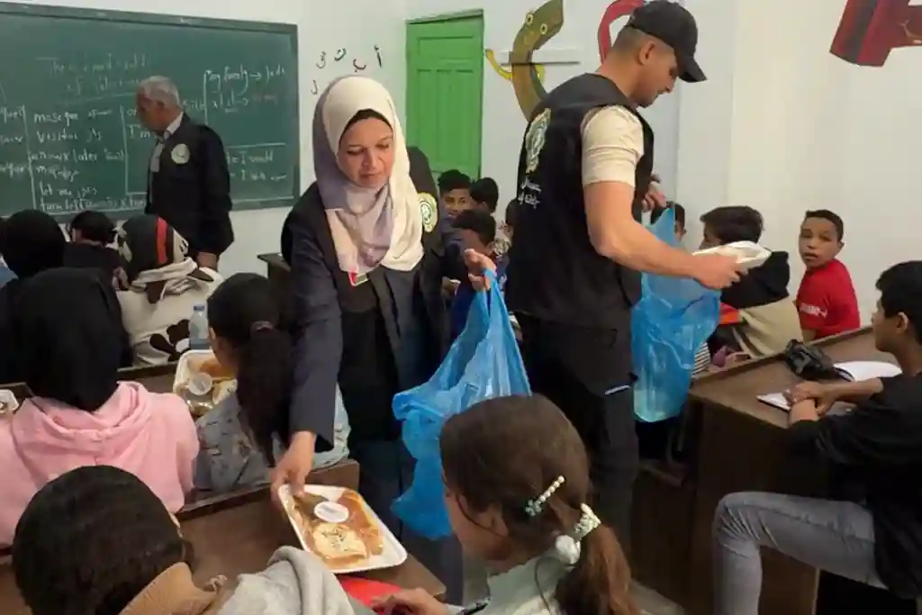 Osmanoğlu Yardımlaşma Derneği Gazze’de Hamidiye Okulu’nda Öğrencilere Sıcak Yemek Dağıtımı Gerçekleştirdi